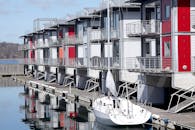 在一个晴朗的日子里，可以看到现代海滨公寓和停泊的游艇构成的景色