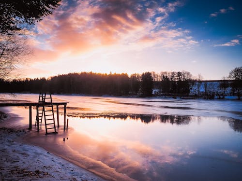 Bruine Houten A Frame Ladder Naast Water