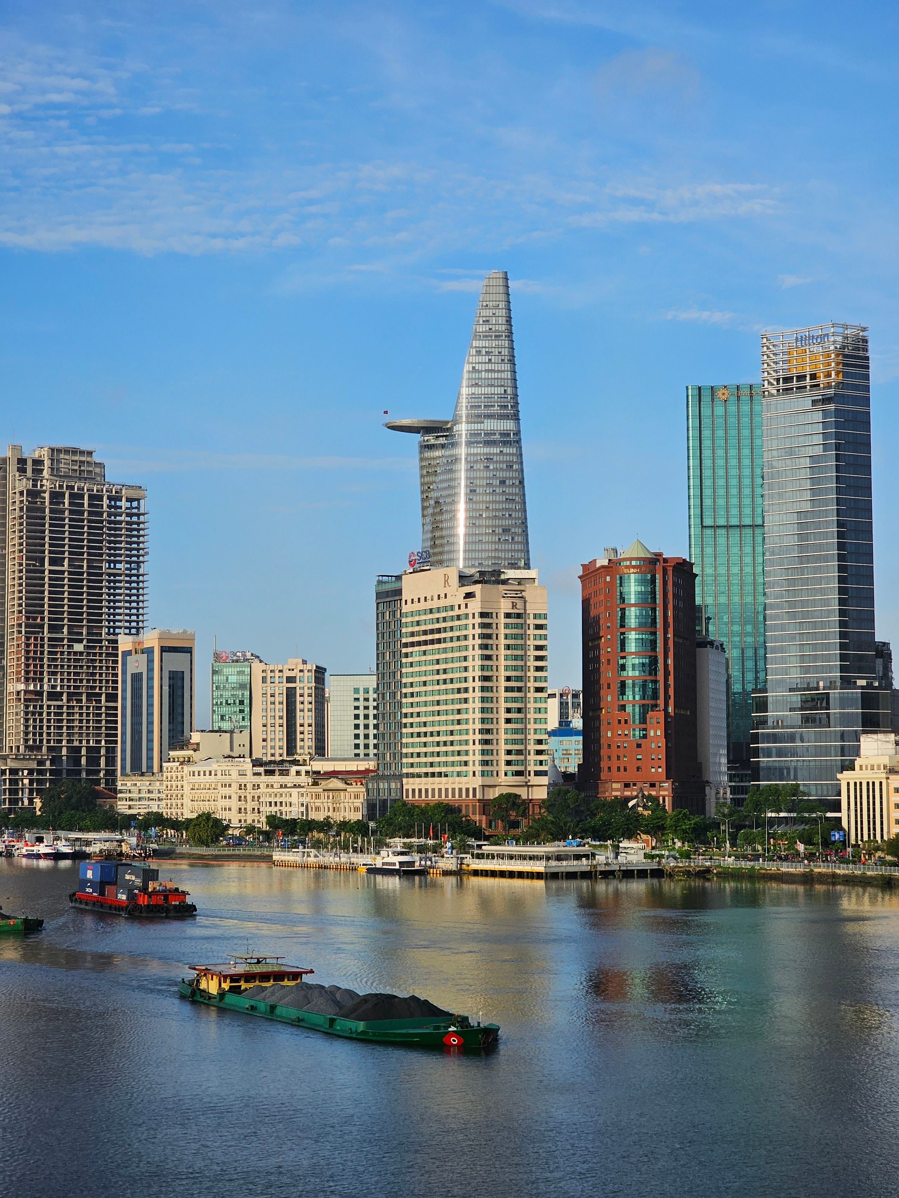 A city skyline with many tall buildings and boats · Free Stock Photo