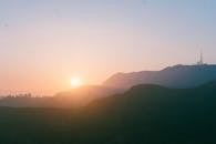 在好莱坞山，美丽的日落景色捕捉了标志性的洛杉矶景观和宁静的气氛