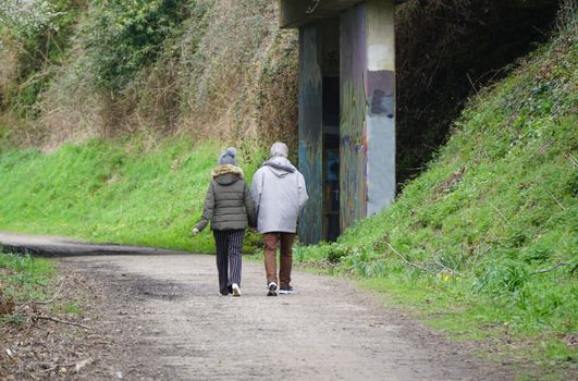 Couple marchant main dans la main .