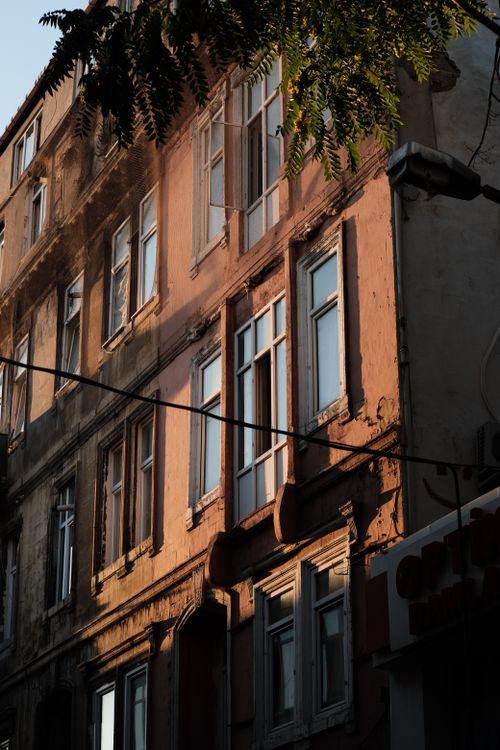 Free Capture of a historic Istanbul building with warm sunlight casting shadows, highlighting its architecture. Stock Photo