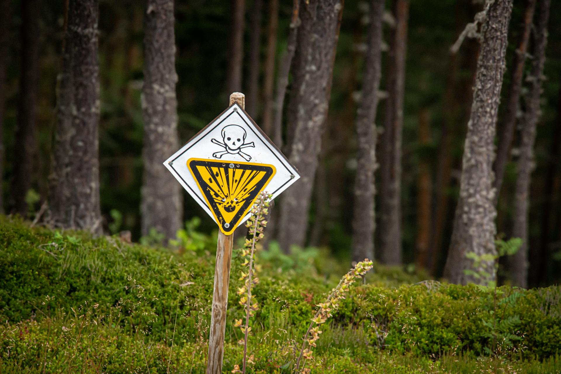 Een waarschuwingsbord voor een giftige stof in het bos