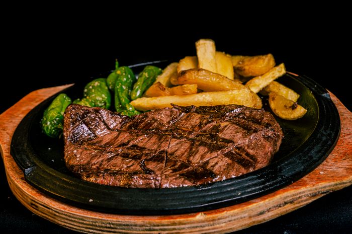 Bife grelhado com fritas e pimentões