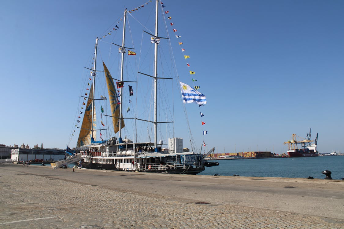 imagen del buque en el muelle gaditano