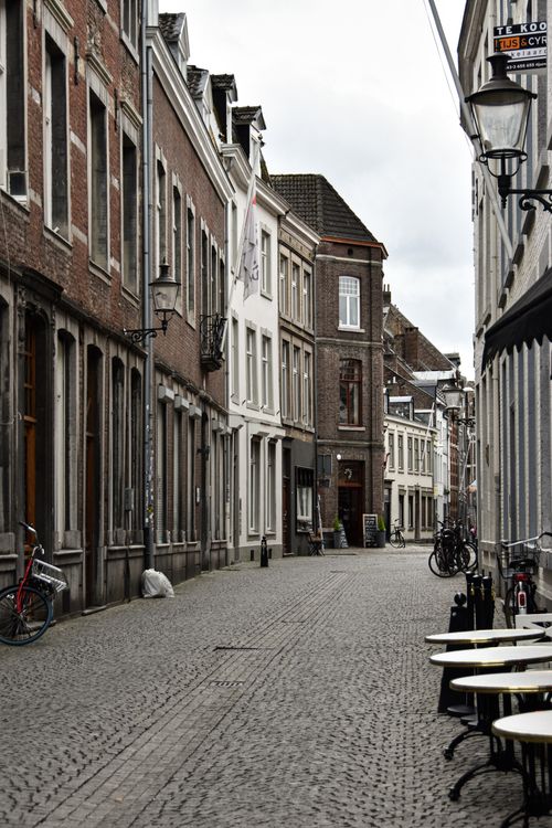 Free Captivating view of a charming European street lined with historic buildings and cobblestone pavement. Stock Photo