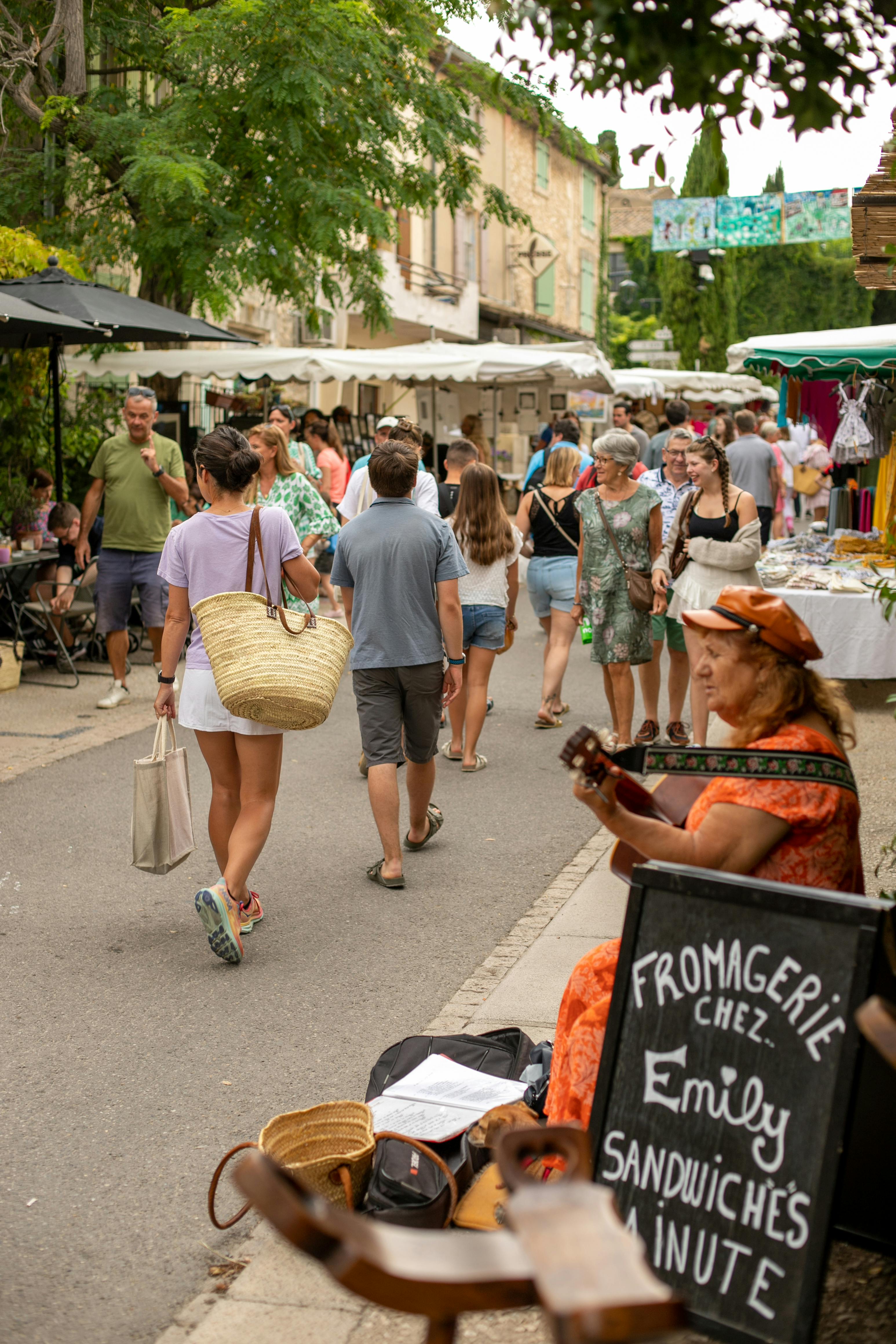 Le marché du village garde une taille humaine, loin des marchés ultra-touristiques du littoral.
