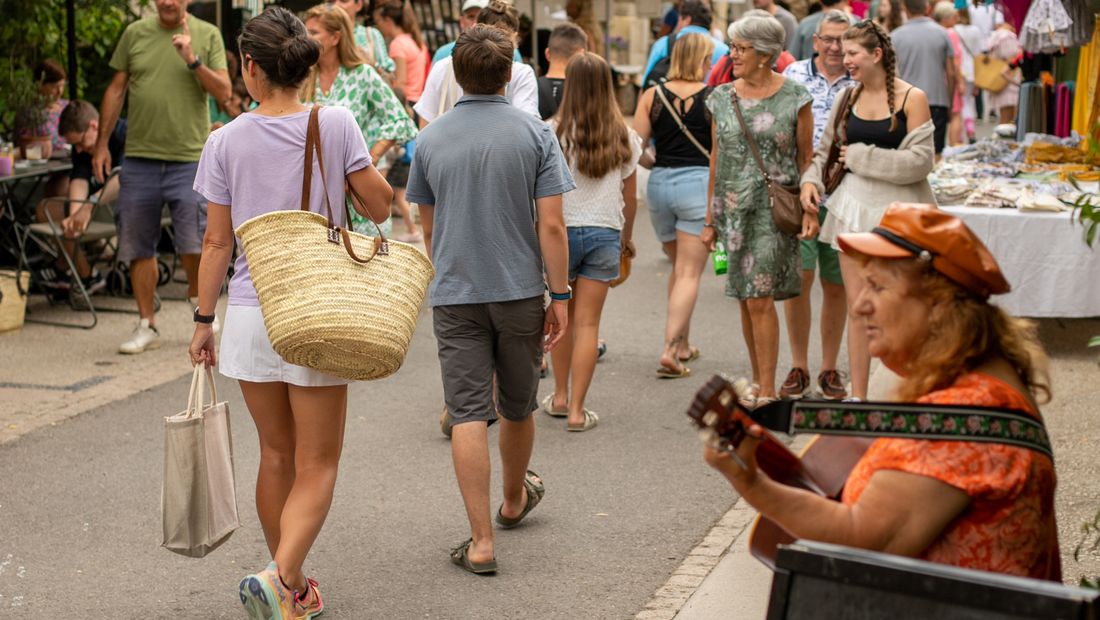 Le marché du village garde une taille humaine, loin des marchés ultra-touristiques du littoral.