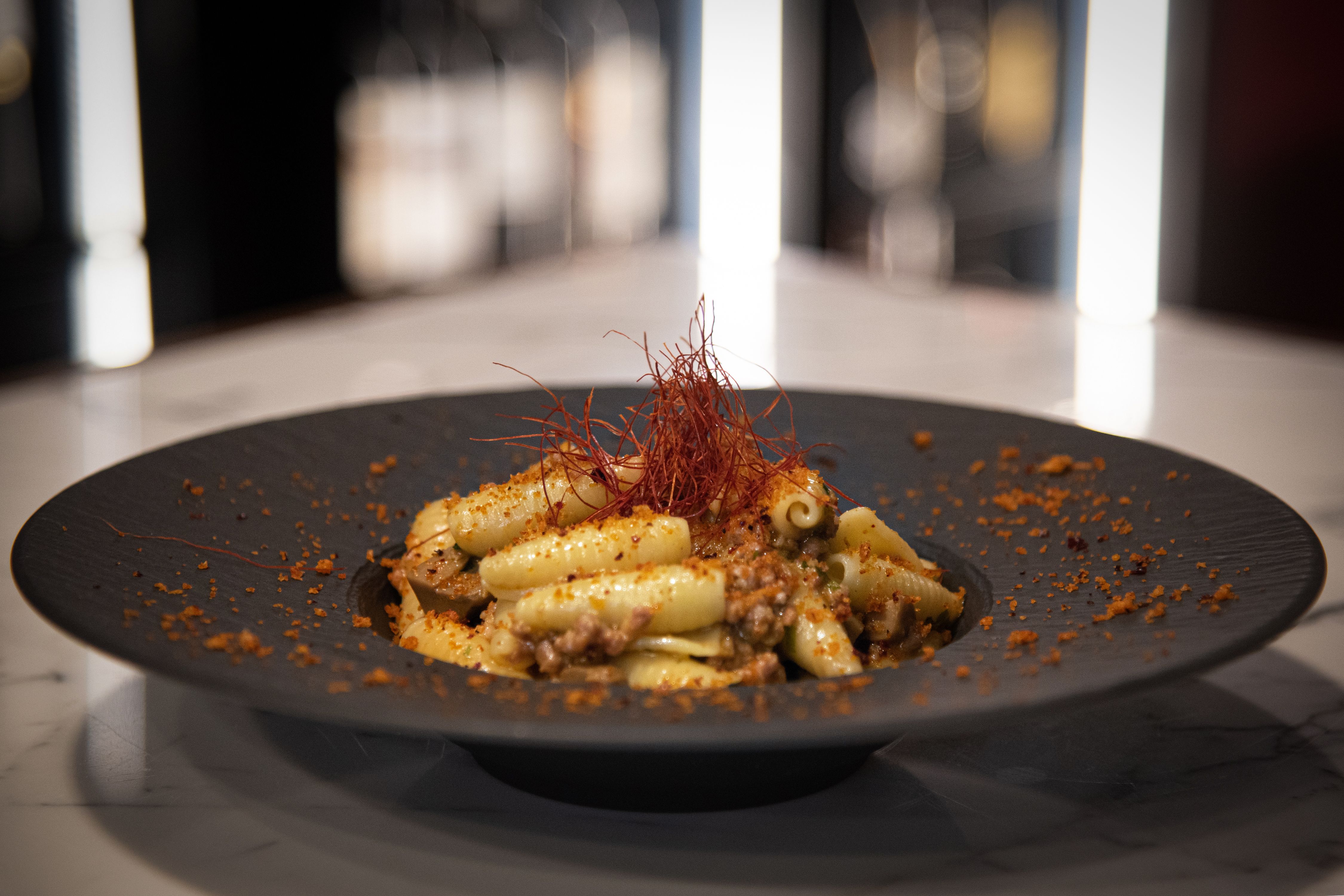 Pasta cremosa servida en un plato, lista para disfrutar.