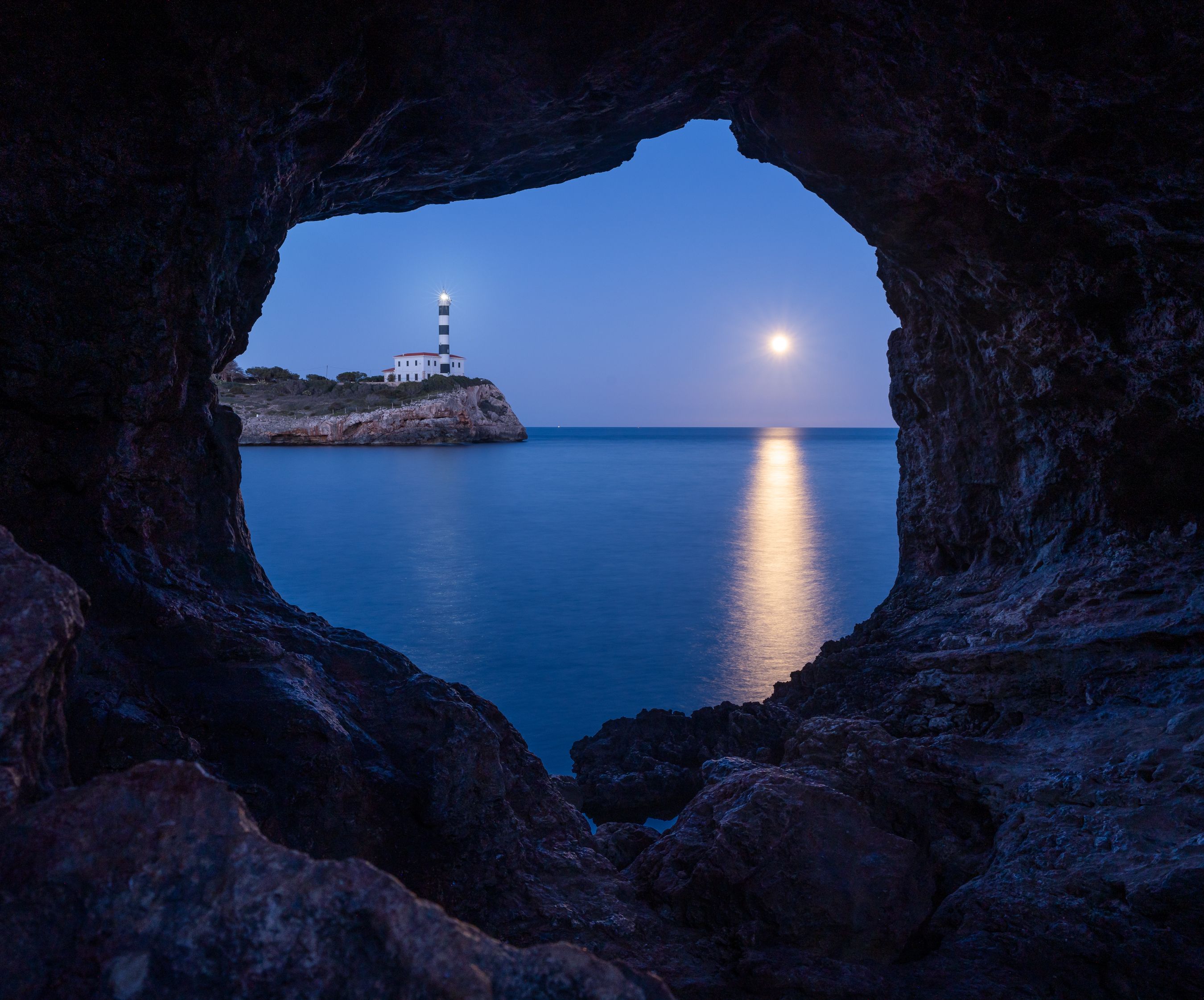 lighthouse beam night coastline