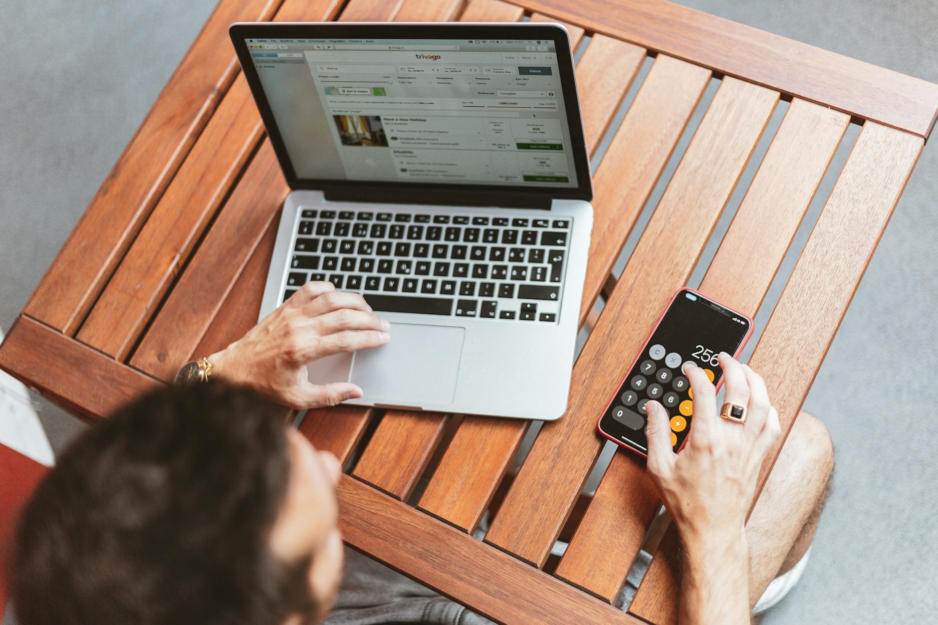 personne qui utilise la calculatrice de son téléphone tout en surfant sur internet