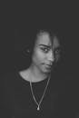单色肖像捕捉着非洲女人优雅美丽的淡淡微笑