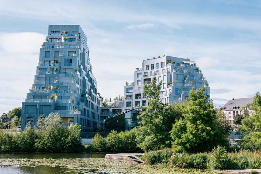 Immeubles végétalisés en bord de rivière à Rennes