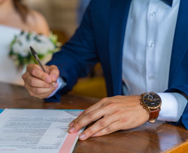 Notario autenticando documentos legales antes de una boda
