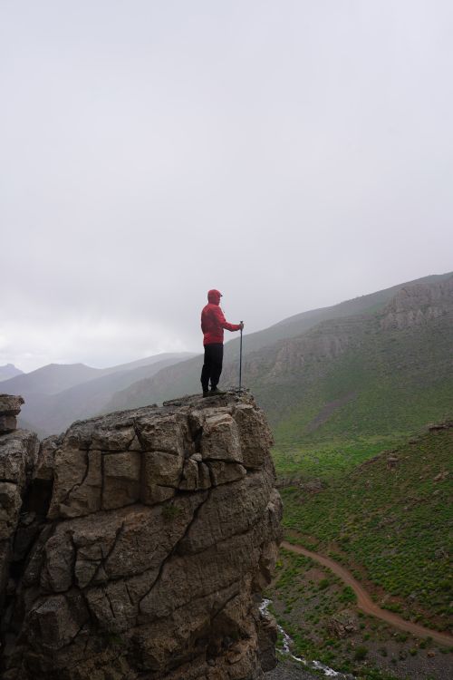 Free Lone hiker on a cliff edge in Uludere, Türkiye, embracing adventure. Stock Photo