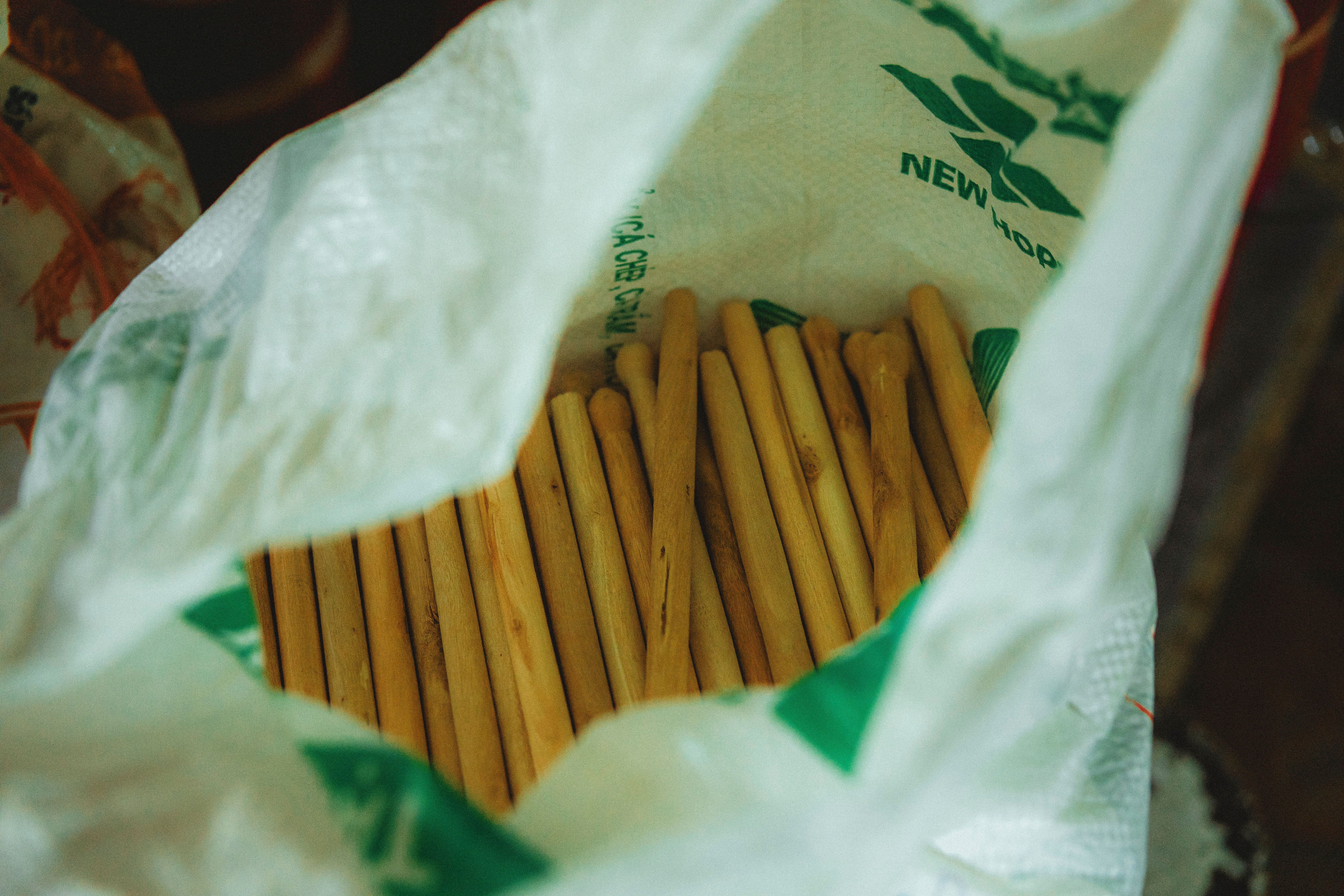 Tube de dentifrice miswak avec des racines naturelles de miswak sur fond blanc