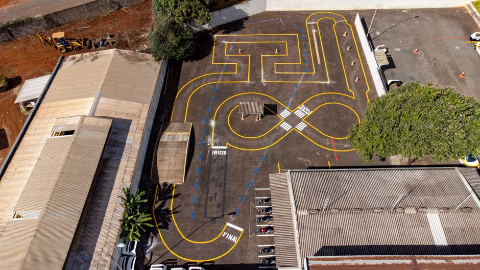 Como a Autocompaixão Pode Transformar Sua Vida Diária 2 Aerial shot of a parking lot with traffic training markings in Londrina, Brazil.