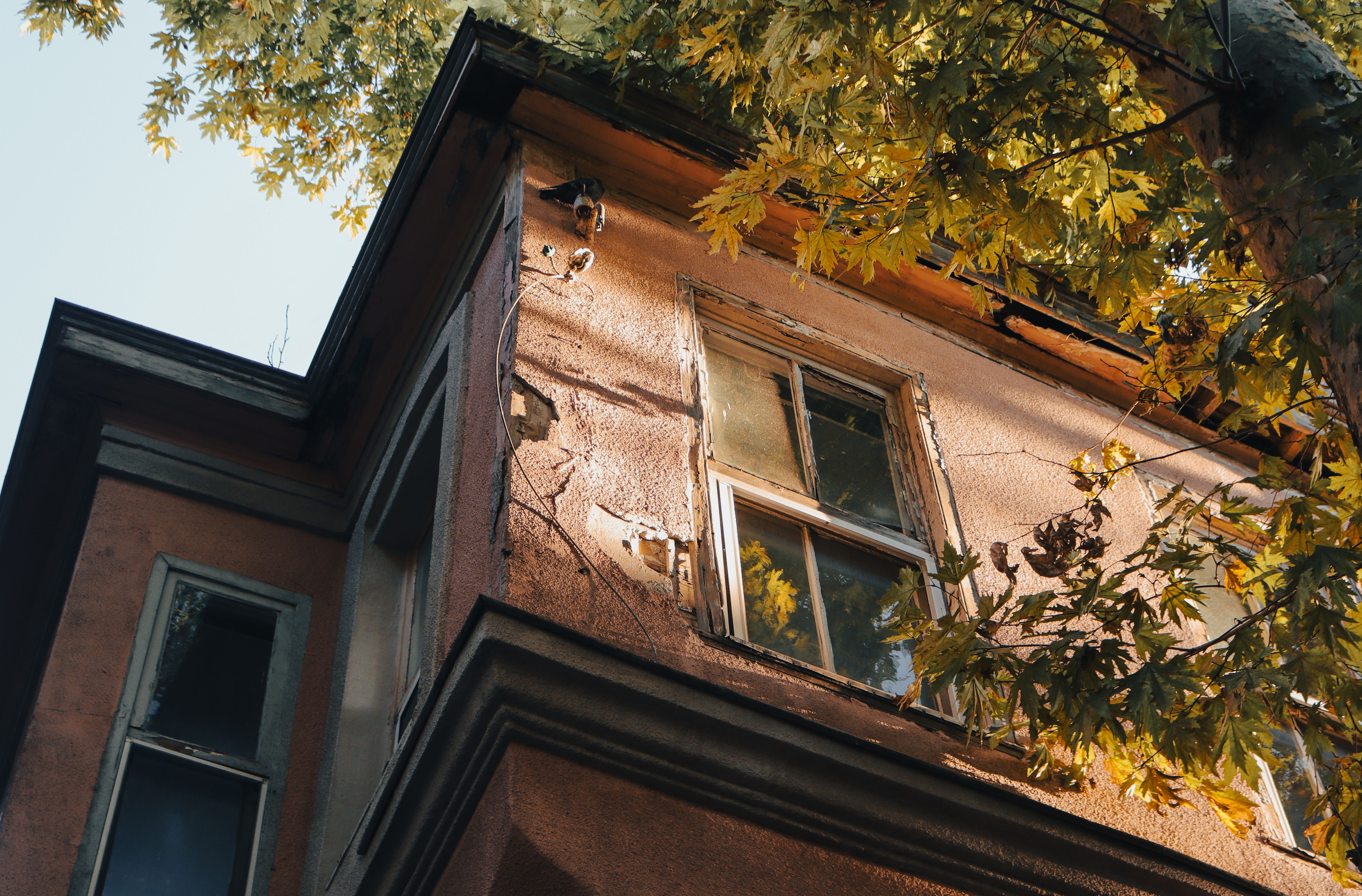 ‘Prepare for fewer repairs.’ Property owners say rent freeze will price out preventative maintenance - News12 — Photo by İrem
