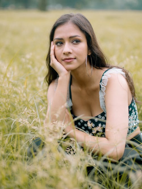 Foto De Woman On Grass Field