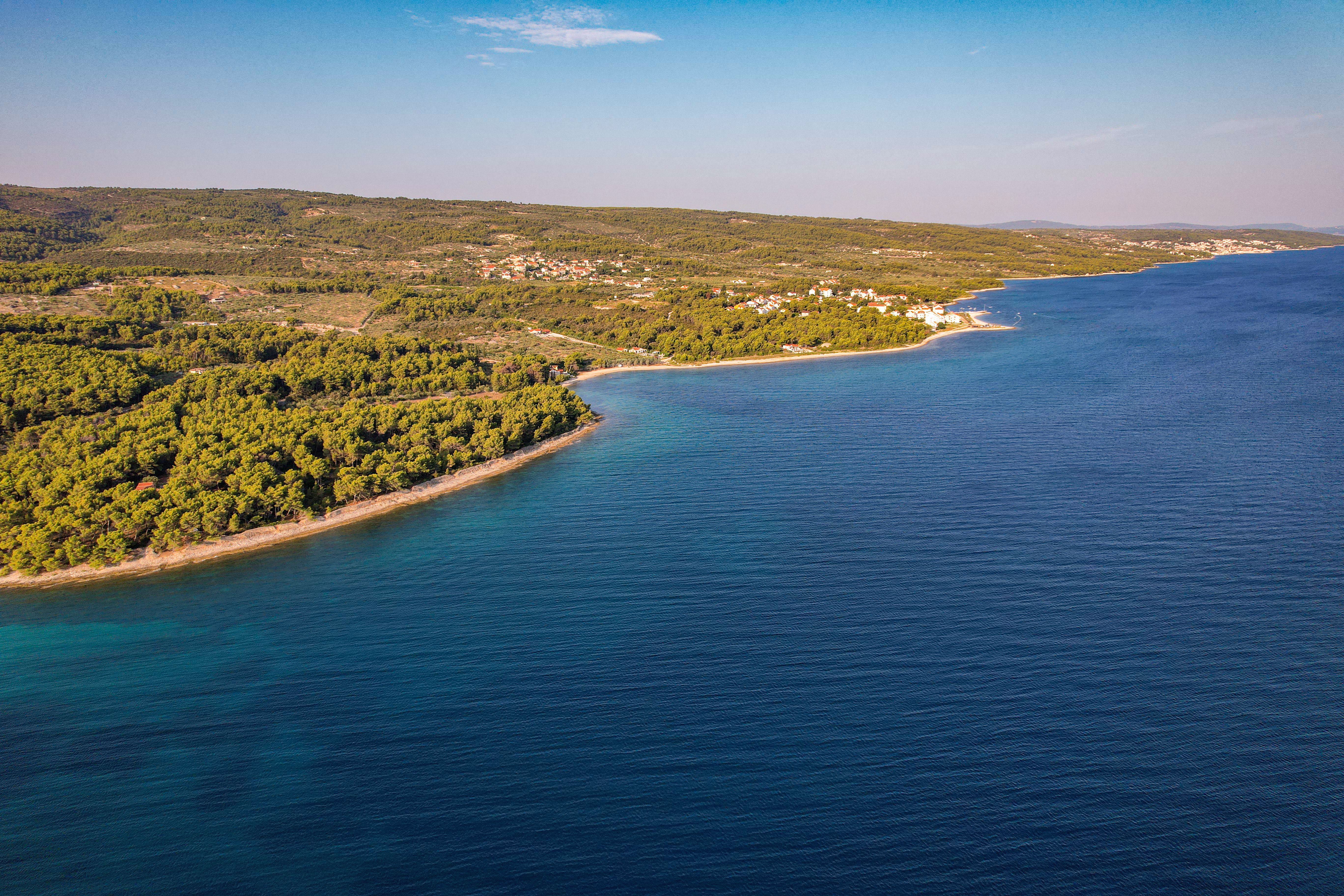 A beautiful island with a clear blue ocean and green trees · Free Stock ...