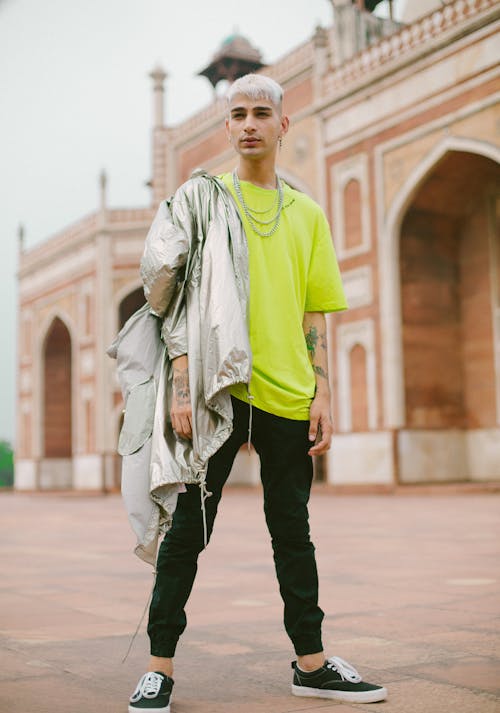 Photo D'un Homme Portant Une Chemise Verte Néon