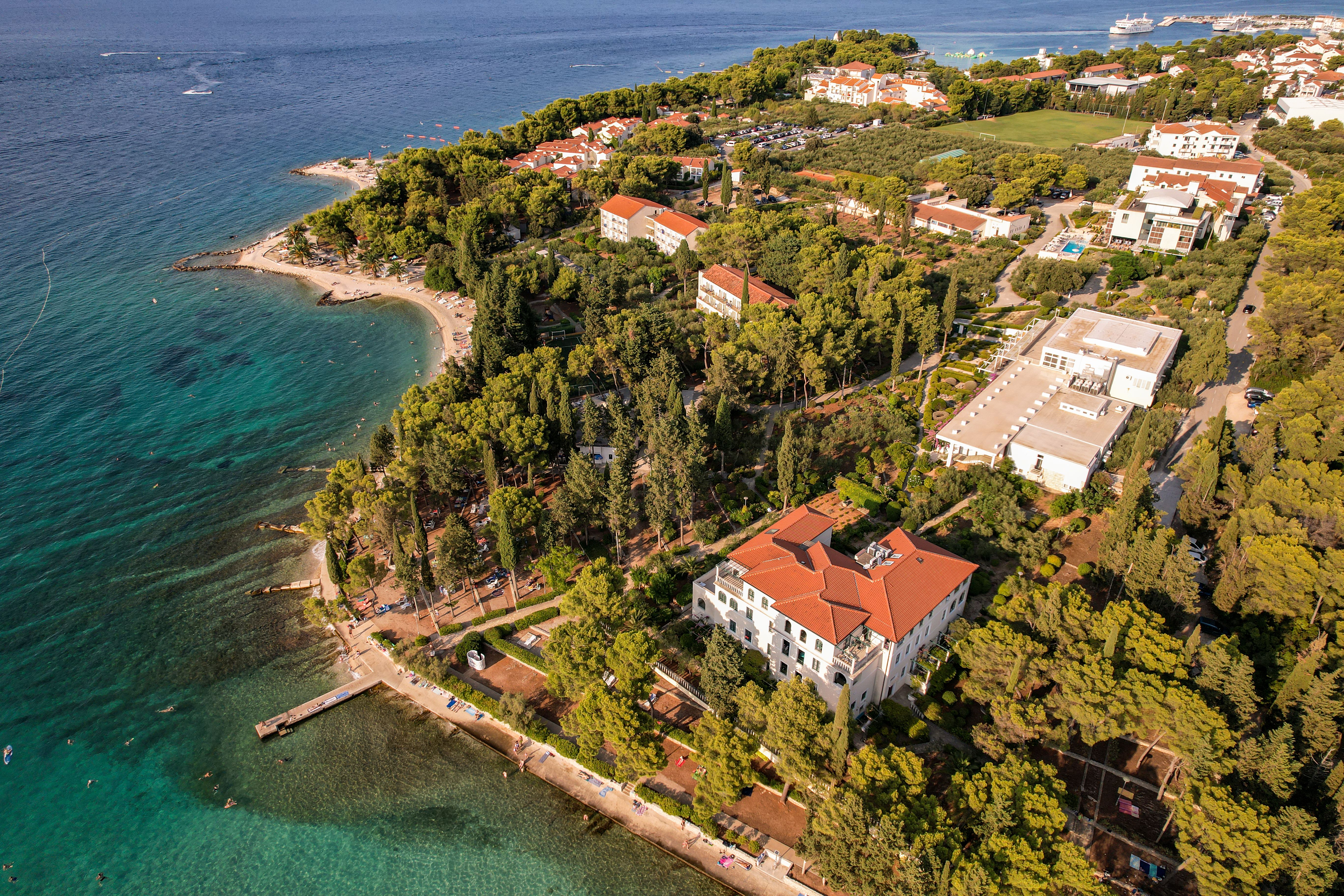 Historische kustplaats in Kroatië met stenen huizen en blauwe zee