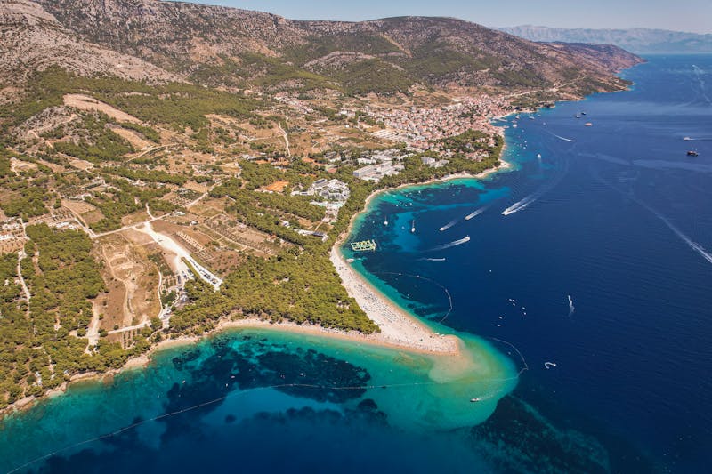 Vue aérienne de la côte et de la plage