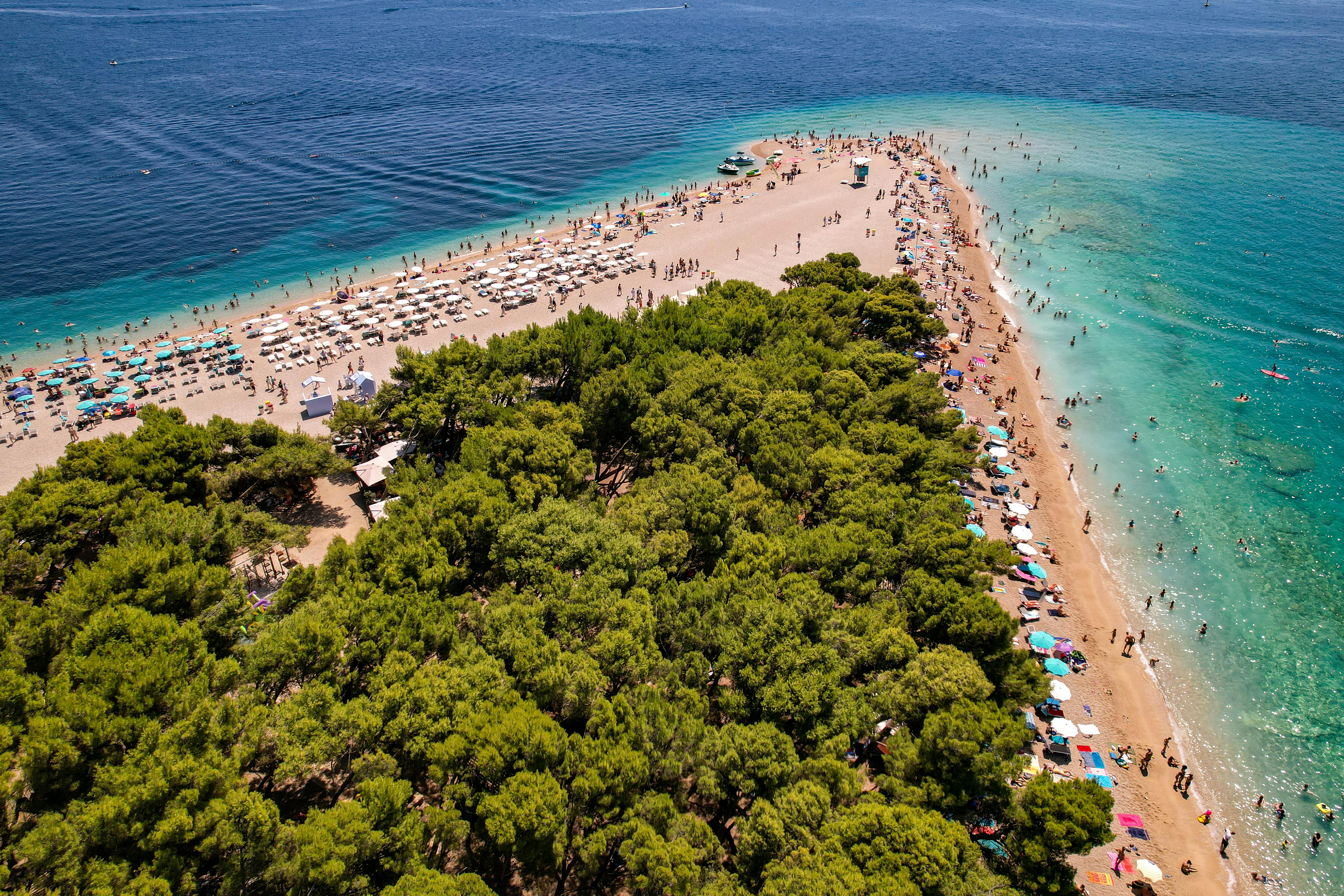 La plage de Zlatni Rat sur l'île de Brač en forme de pointe