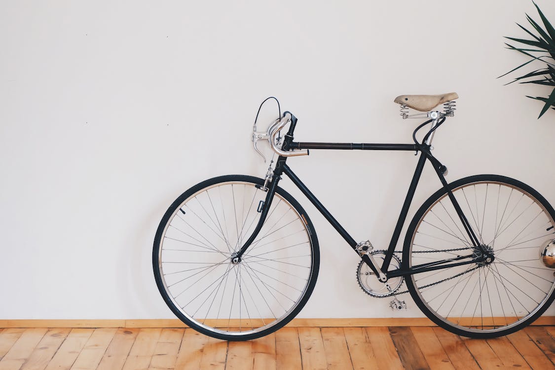 무료 벽 옆에 검은 색 고정 기어 자전거 스톡 사진