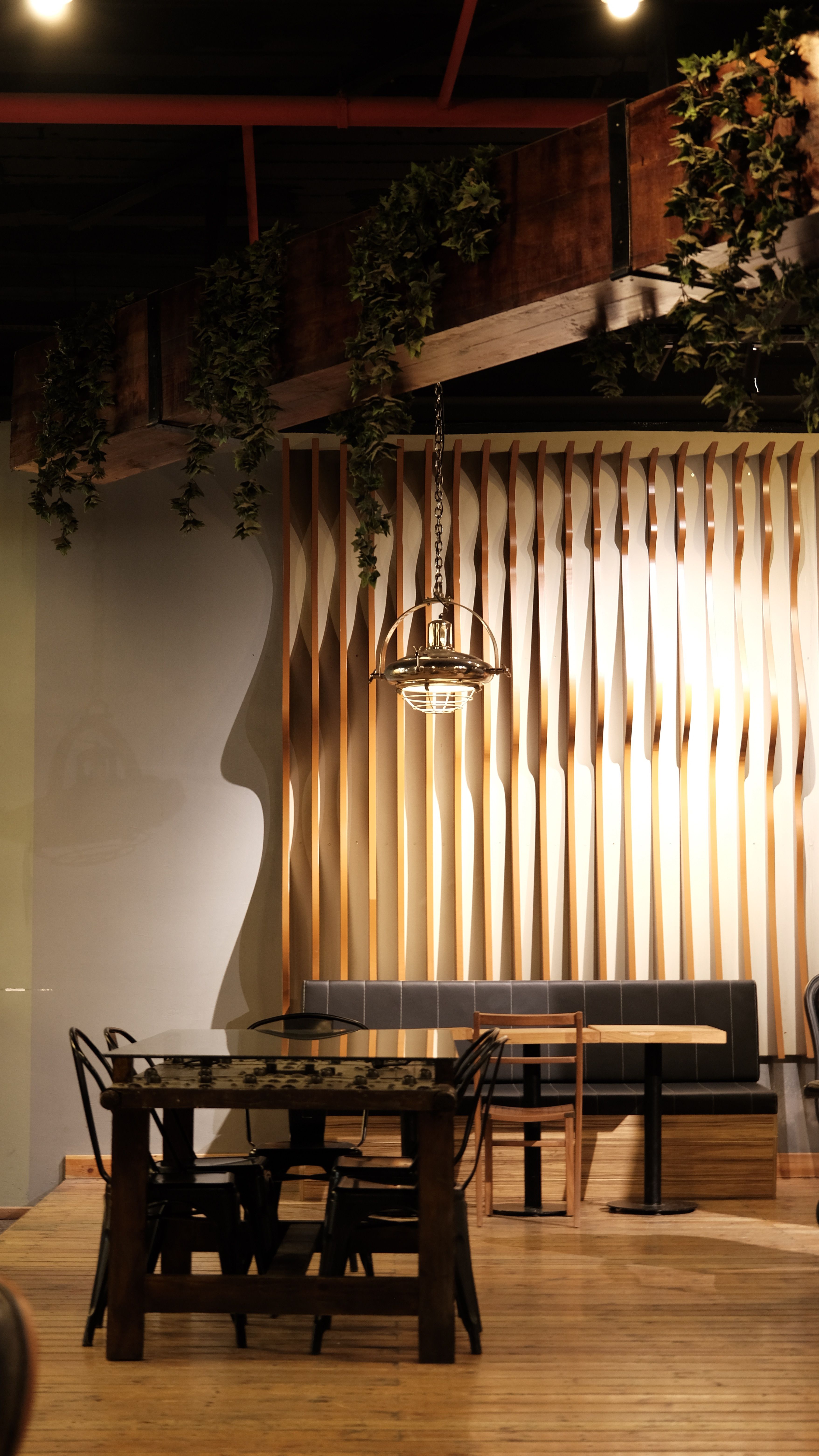 Fotomural Área de comedor elegante con decoración de madera, muebles modernos y luces ambientales.