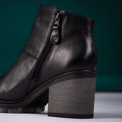 Black leather ankle boot with a stacked heel — photo by José Martin Segura Benites on Pexels