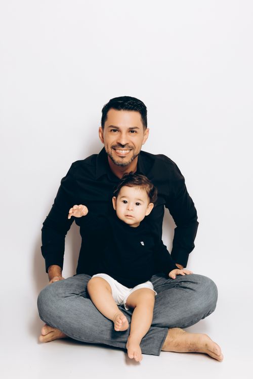 Free A happy father and son bonding indoors, smiling and embracing in casual clothes. Stock Photo