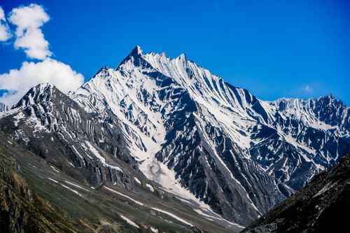 Free Breathtaking view of snow-covered peaks under a clear blue sky in Himachal Pradesh, India. Stock Photo