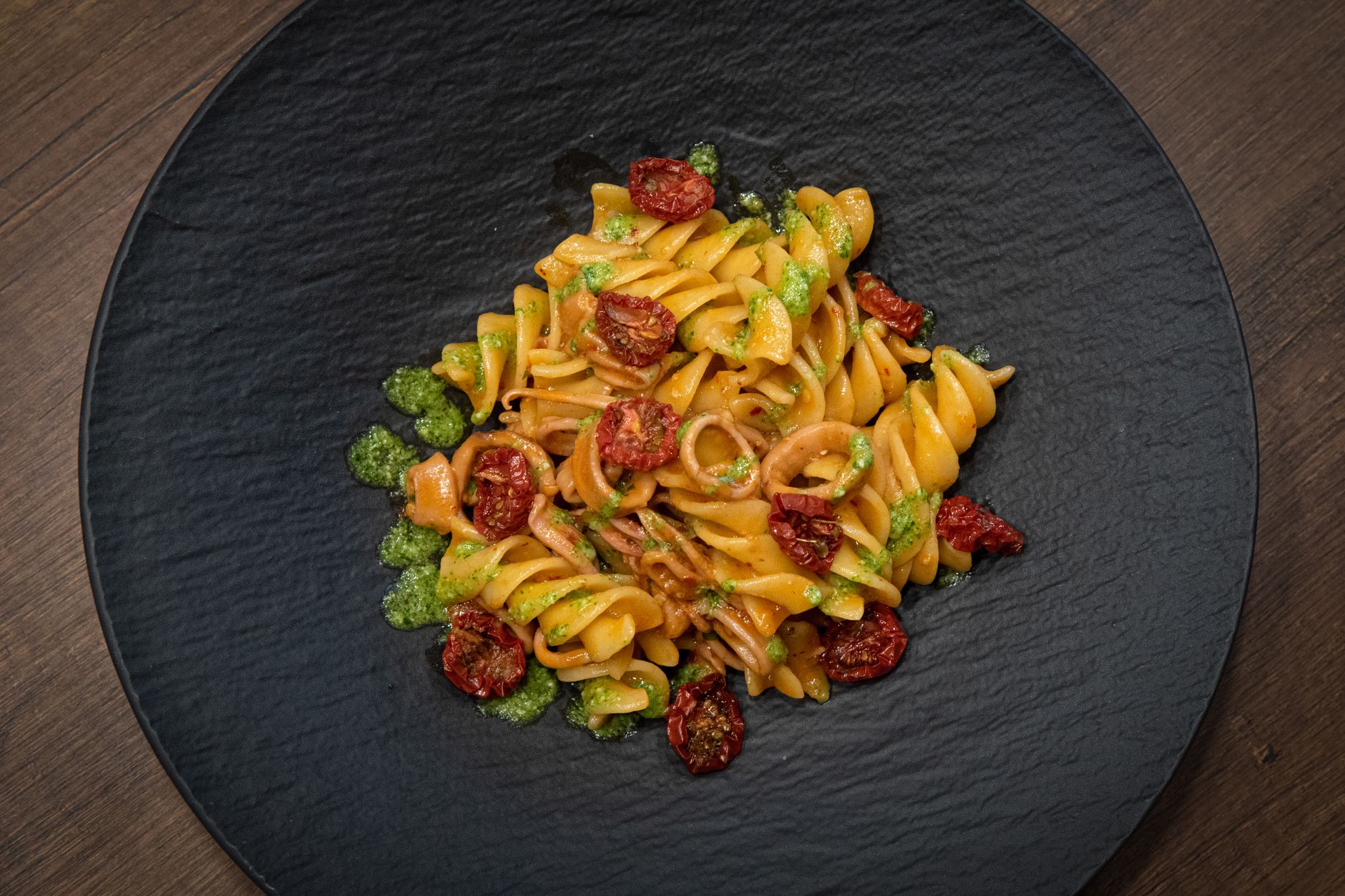 Plato de Pasta Servido Plato de pasta recién cocida con salsa