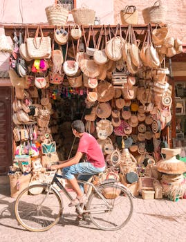 一个充满活力的街头市场摊位上，有人骑着自行车出售各种编织袋