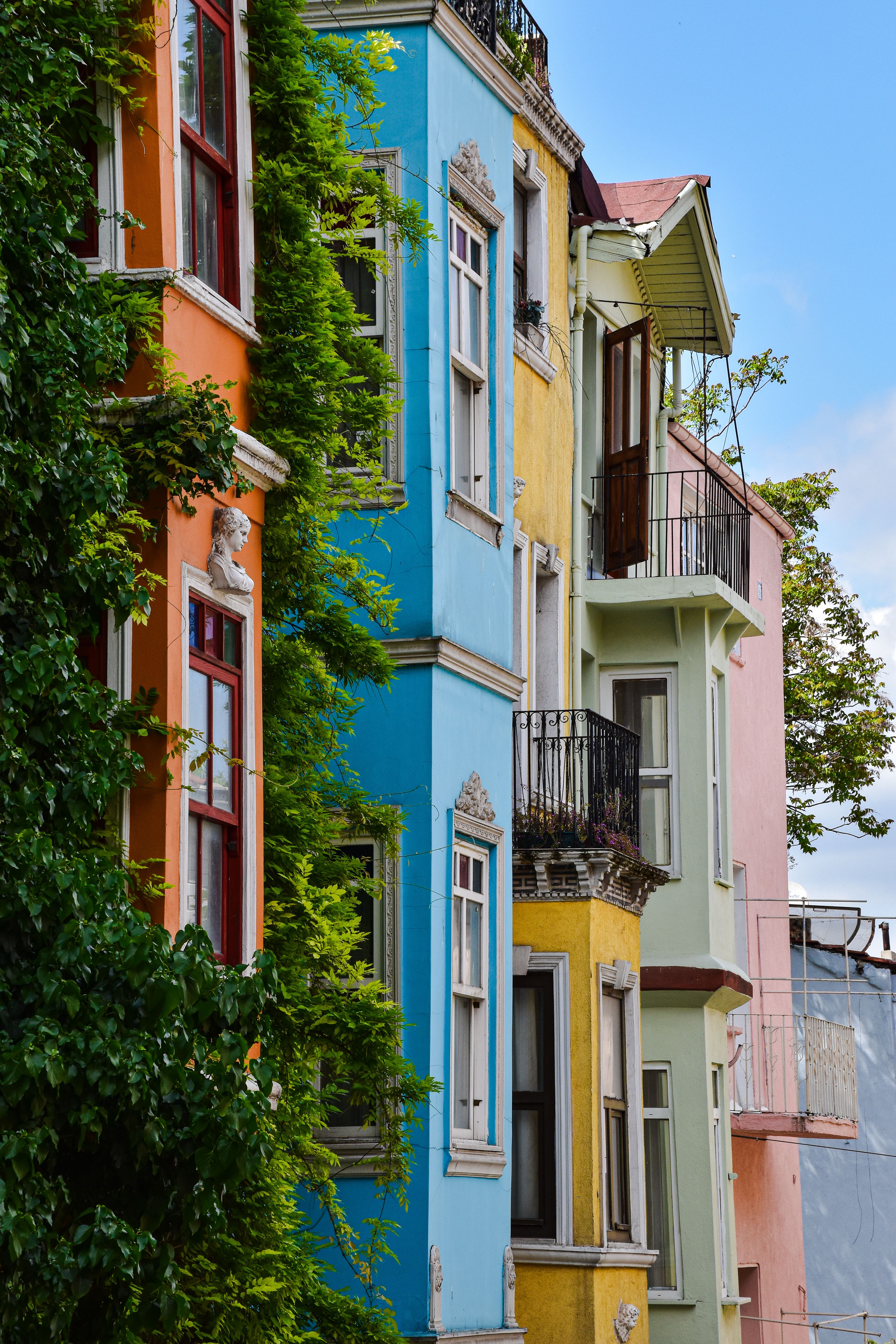 Fotomural Edificios vibrantes con balcones y plantas en el barrio urbano de Estambul.