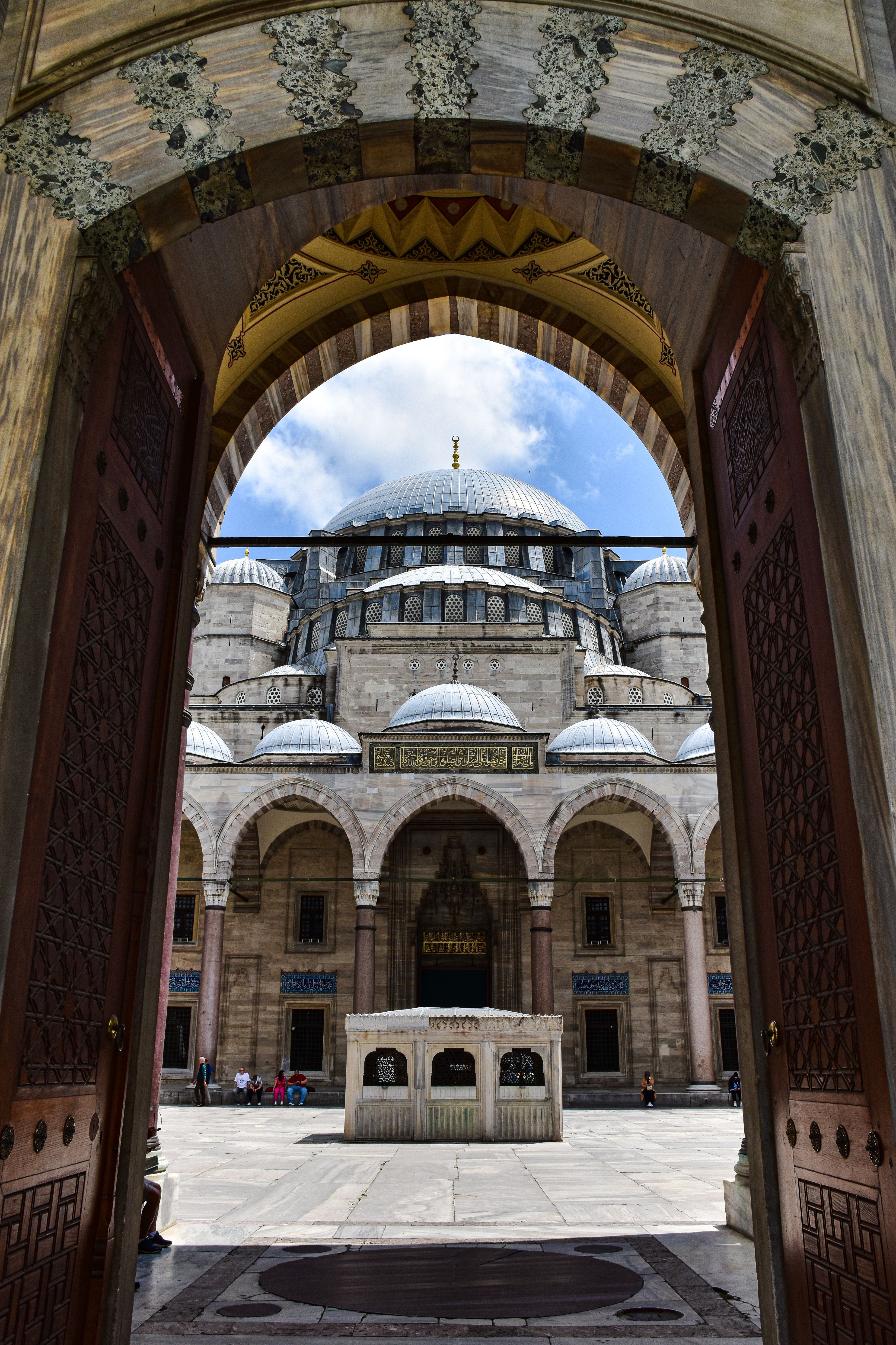 The entrance to a mosque with a view of the courtyard · Free Stock Photo