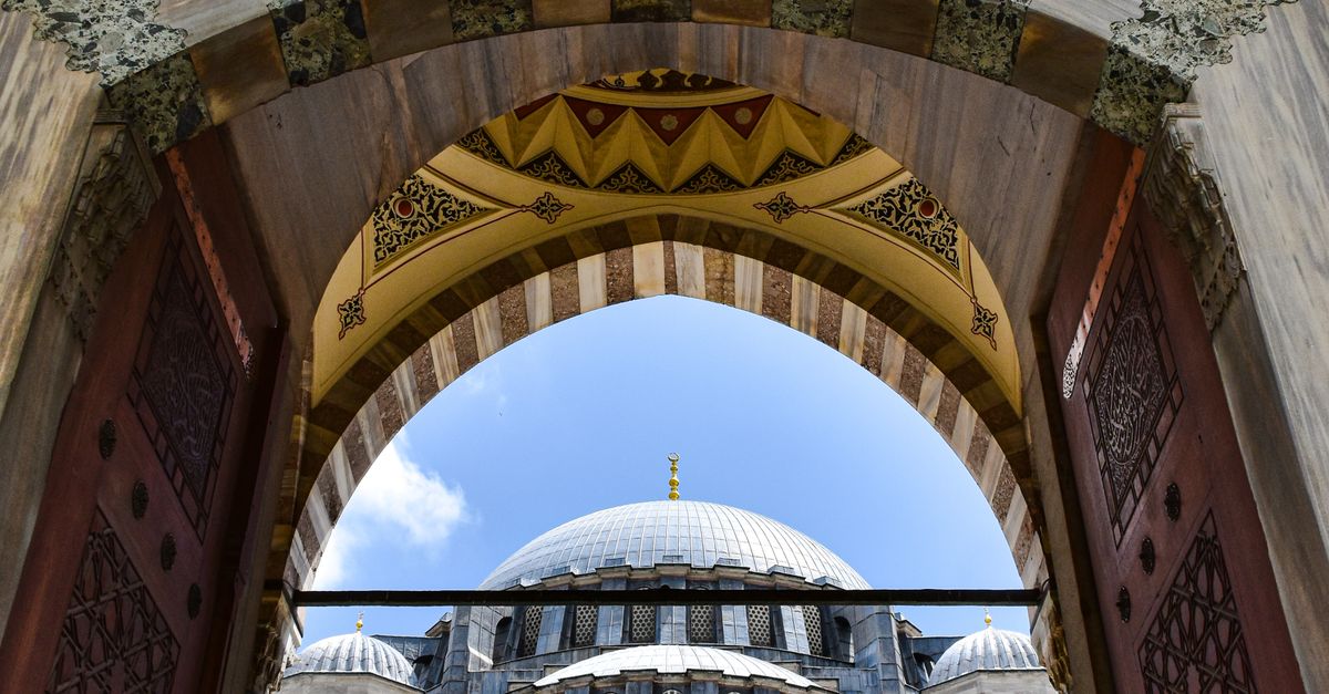 Arabic Letters Mosque The entrance to a mosque with arabic writing · Free Stock Photo
