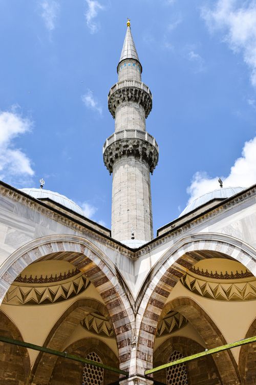 Free A stunning view of a mosque minaret in Istanbul, Türkei, amidst a clear blue sky. Stock Photo