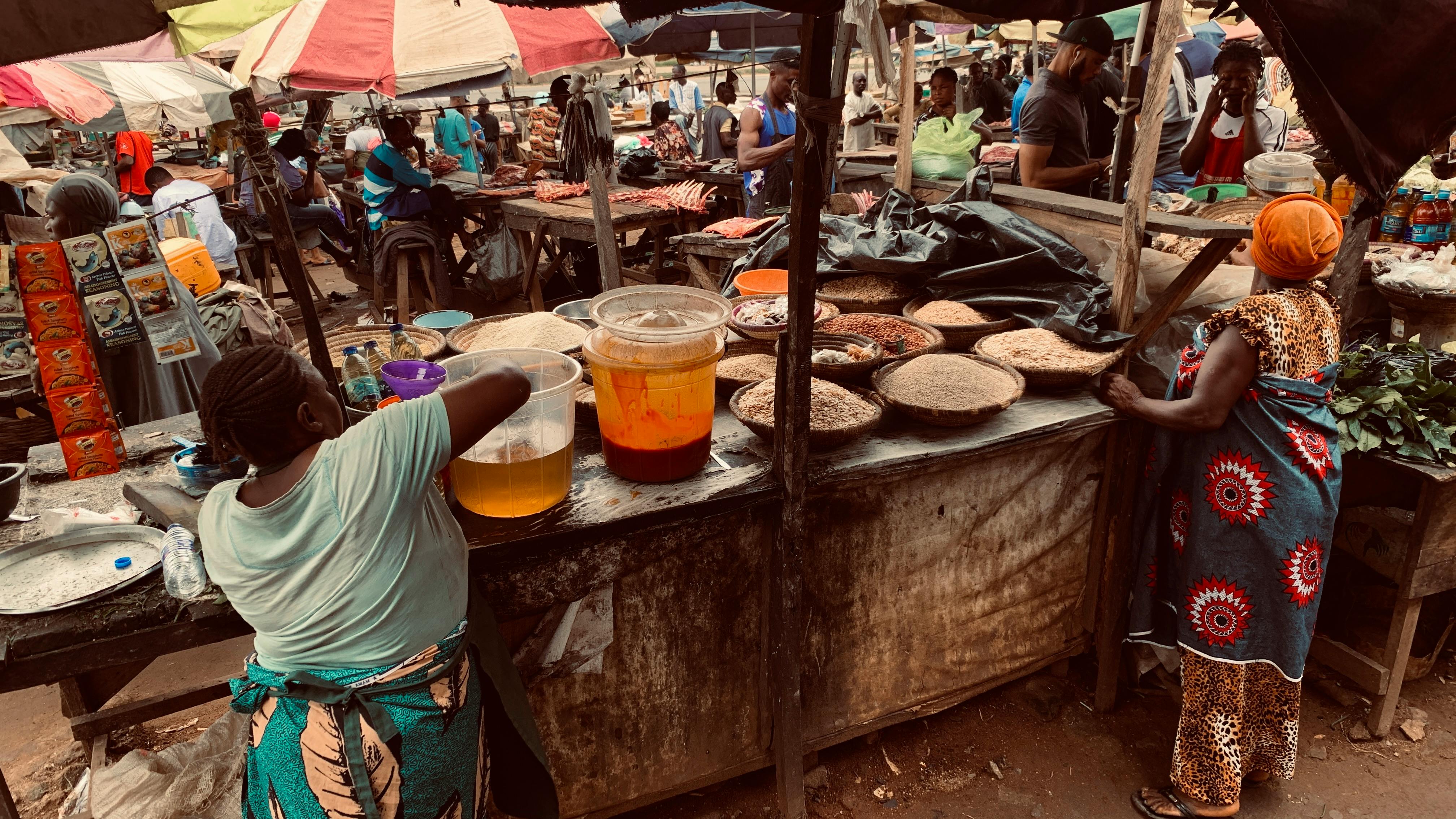 سوق محلي في ليبيريا يعرض المنتجات التقليدية