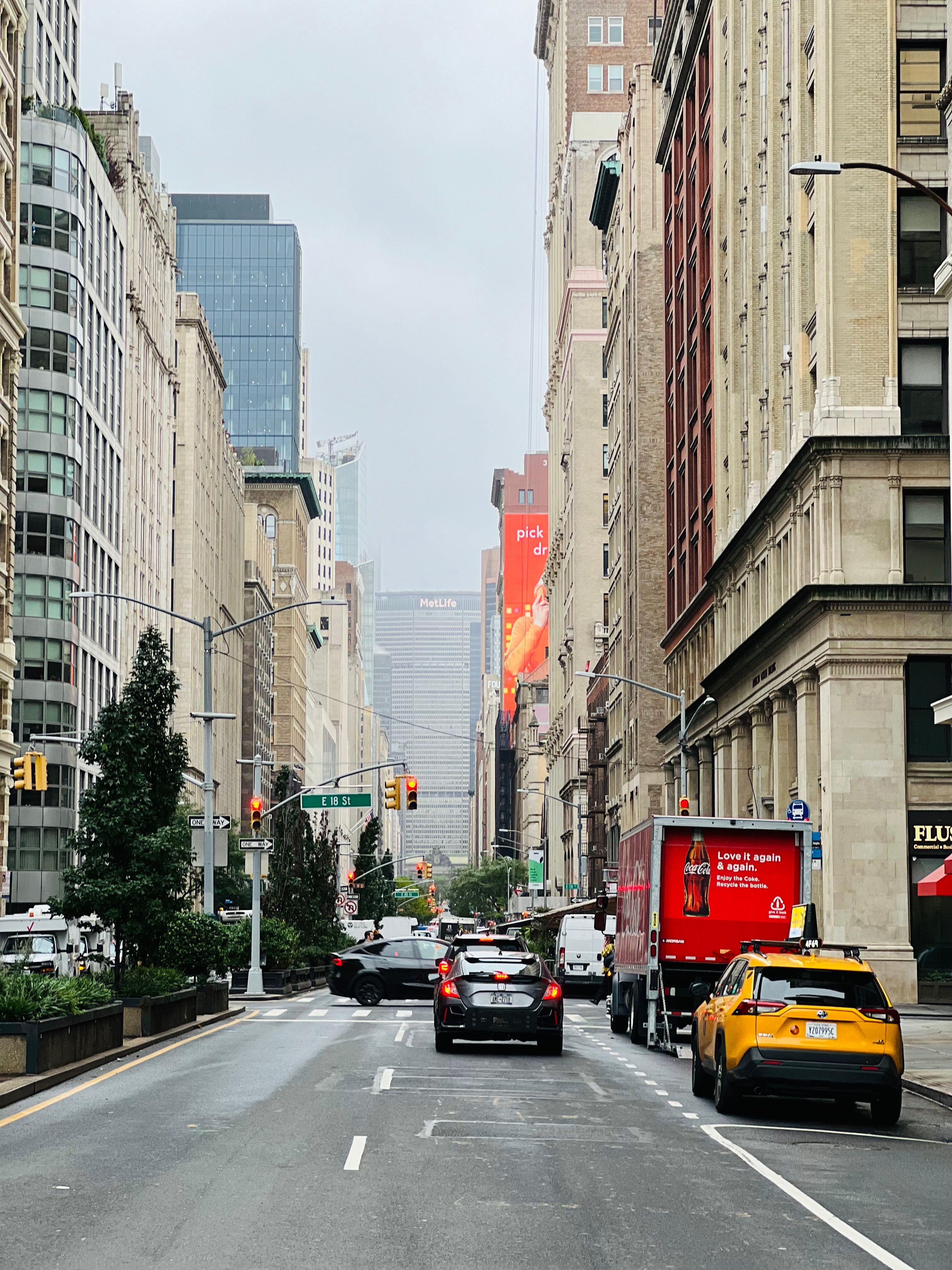 A city street with cars and buildings on it · Free Stock Photo
