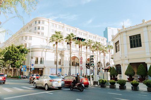 Free A bustling city street featuring elegant classic architecture and vibrant street activity. Stock Photo