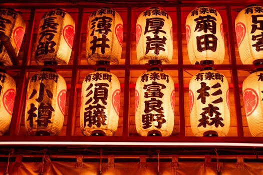 Friedliche Nacht & Tokyo – Anime-Stil Hintergrundbild