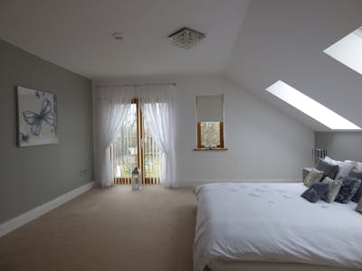 Quarto de hotel de gama média, moderno e confortável