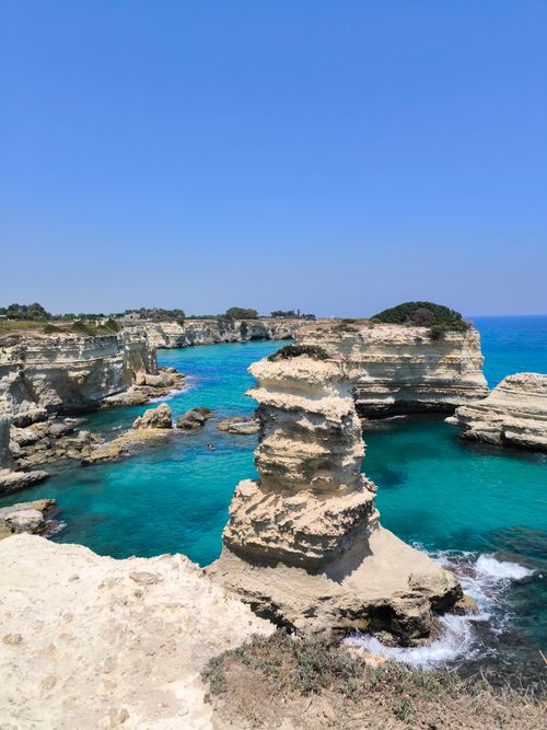 Free Dramatic coastal cliffs and turquoise waters under a clear sky. Perfect for travel inspiration. Stock Photo