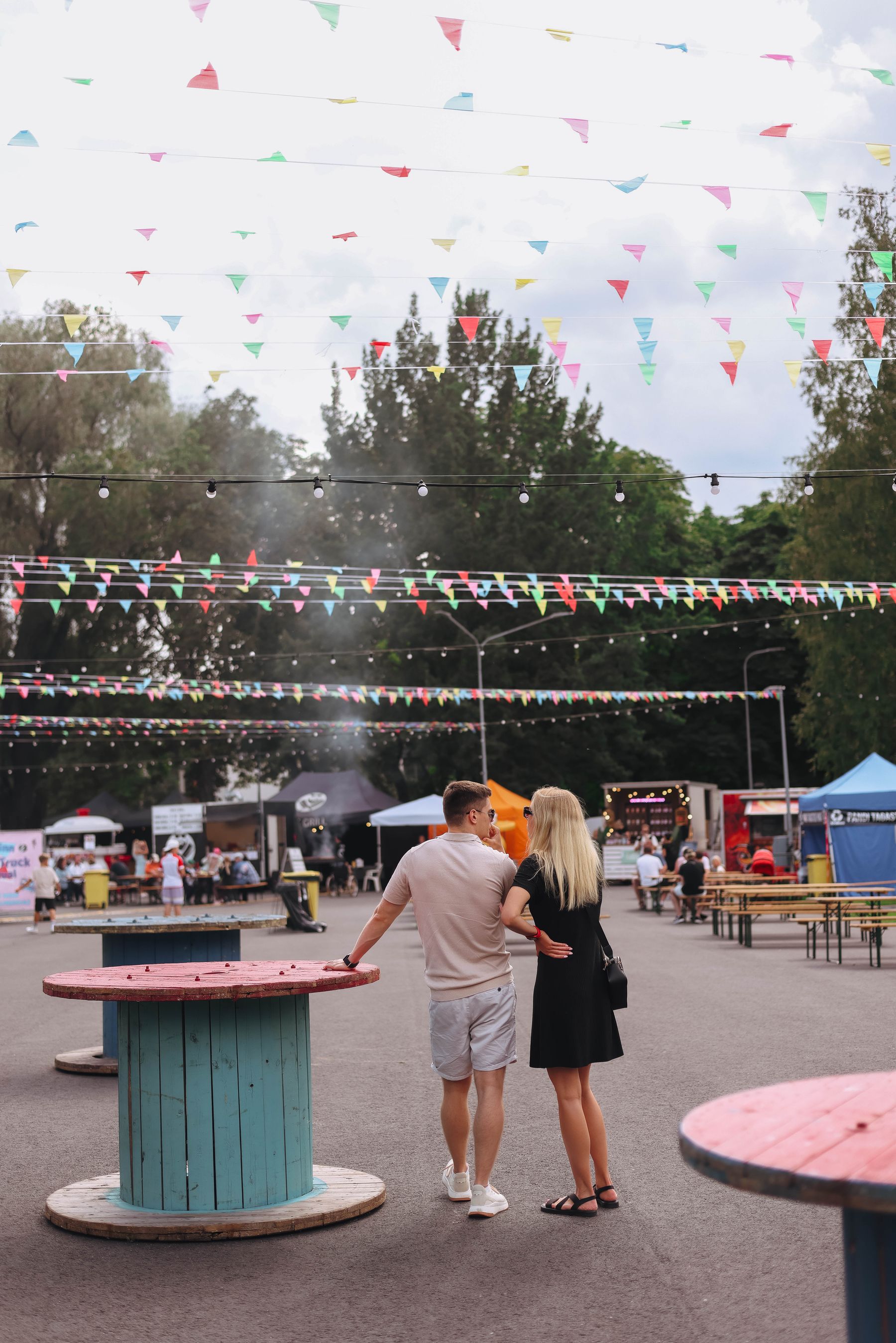 Foire avec stands, public et ambiance extérieure