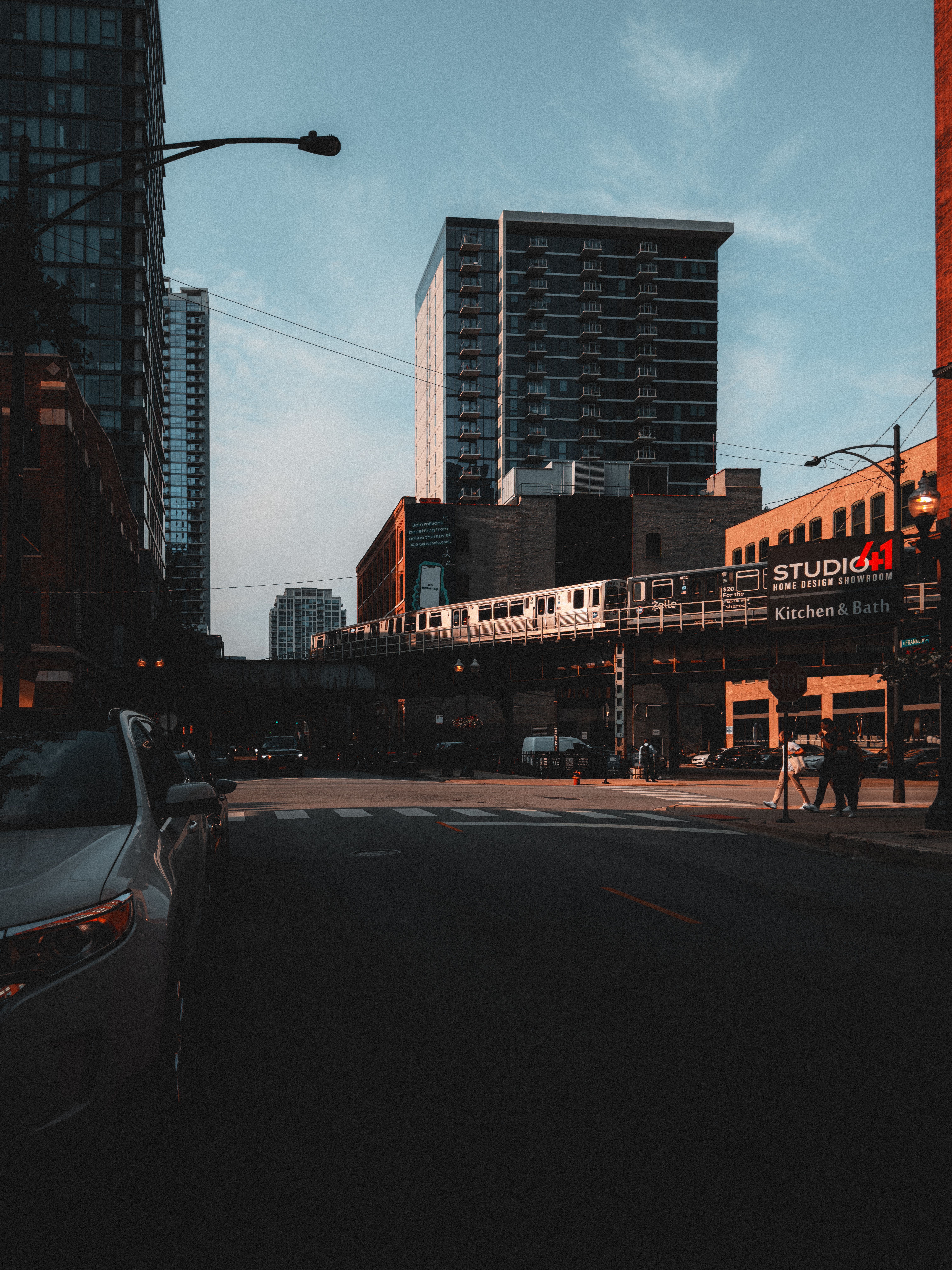 A city street with buildings and cars · Free Stock Photo