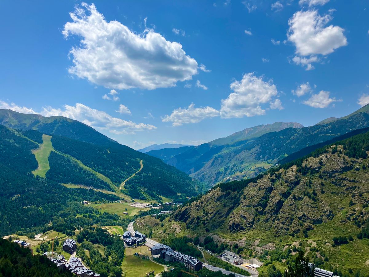 Vale verde cu râu de munte la Soldeu, în estul Andorrei