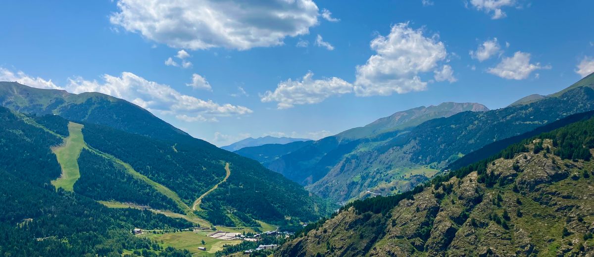 Un valle de alta montaña en los Pirineos de Andorra
