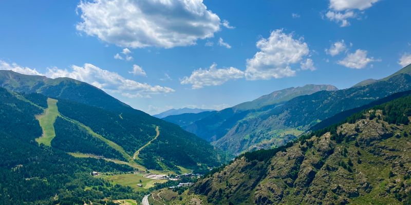 Un valle de alta montaña en los Pirineos de Andorra